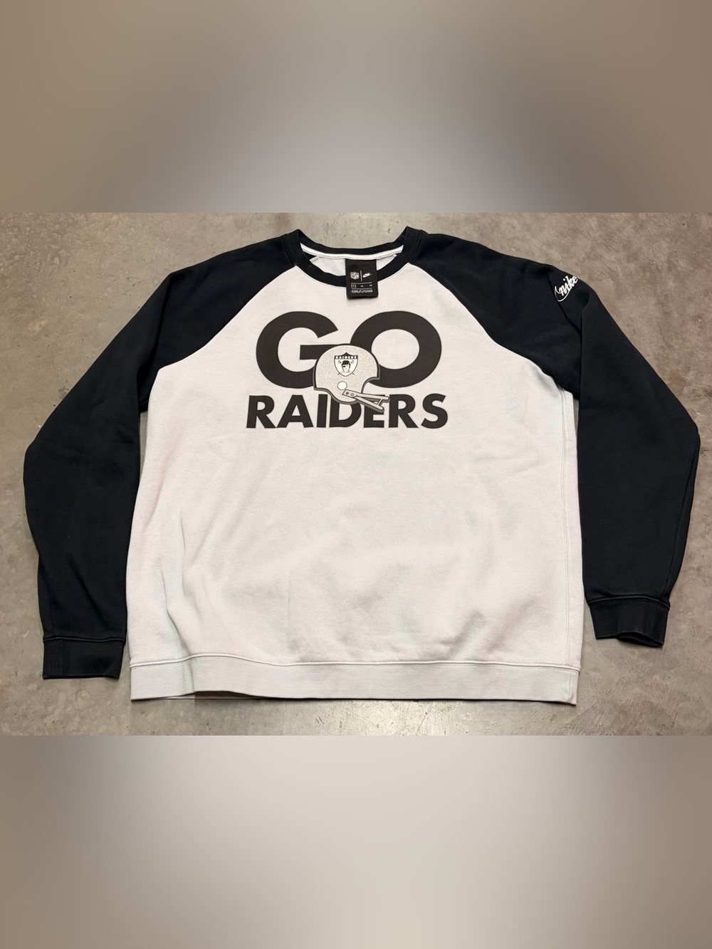 Nike Men’s White and Black Raiders XL Crewneck Sweatshirt
